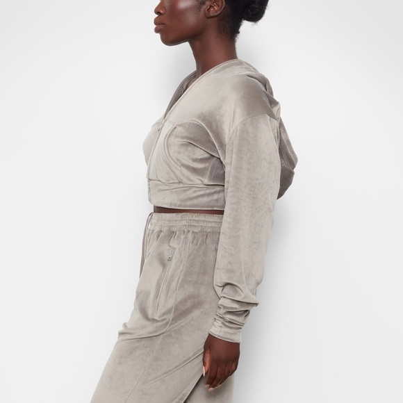 SKIMS Velour Hoodie in Smoke Large L NWT - Picture 8 of 15